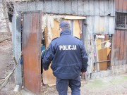 Podczas patrolu policjanci sprawdzali miejsca, w których mogą przebywać osoby bezdomne. Informacje o takich miejscach dotarły na Policję od mieszkańców Stalowej Woli. Kontroli poddano dworce, bloki, opuszczone altanki oraz zrujnowane budynki.