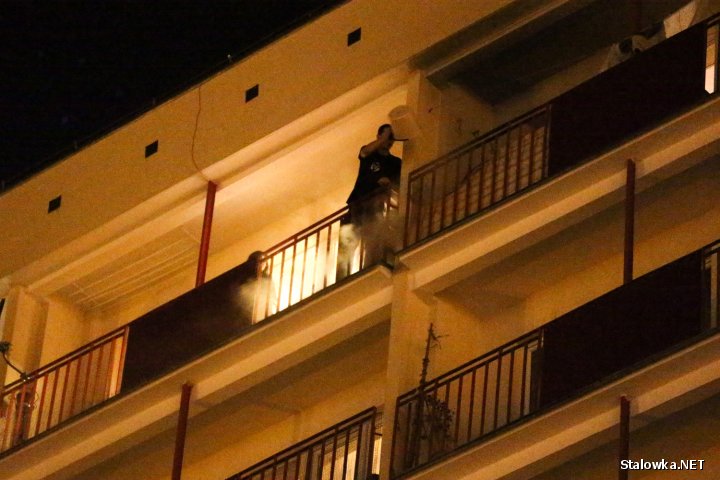 Spaleniu uległa odzież i inne rzeczy pozostawione na balkonie na czas remontu mieszkania. Jak się okazało do pożaru doszło wskutek odpalonego fajerwerka, który spadł na balkon.