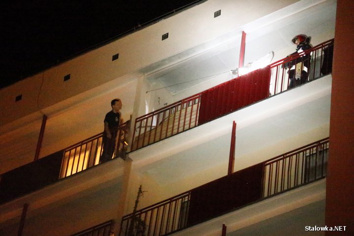 Spaleniu uległa odzież i inne rzeczy pozostawione na balkonie na czas remontu mieszkania. Jak się okazało do pożaru doszło wskutek odpalonego fajerwerka, który spadł na balkon.