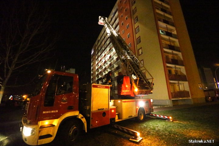 Spaleniu uległa odzież i inne rzeczy pozostawione na balkonie na czas remontu mieszkania. Jak się okazało do pożaru doszło wskutek odpalonego fajerwerka, który spadł na balkon.
