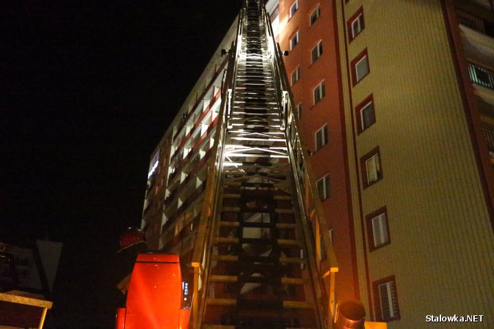 Spaleniu uległa odzież i inne rzeczy pozostawione na balkonie na czas remontu mieszkania. Jak się okazało do pożaru doszło wskutek odpalonego fajerwerka, który spadł na balkon.