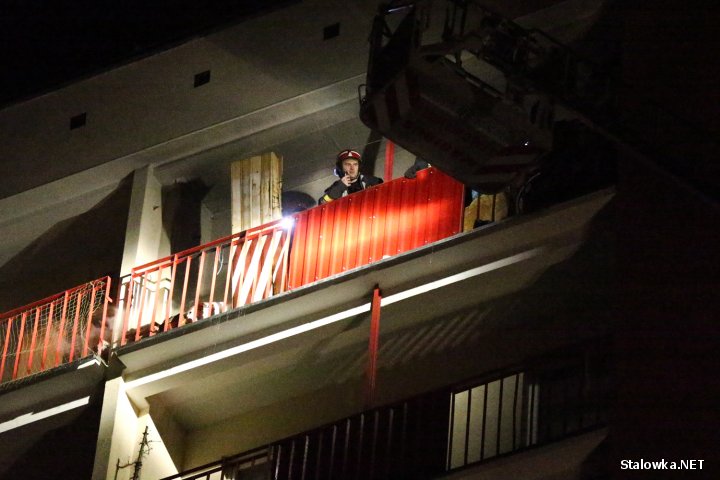 Spaleniu uległa odzież i inne rzeczy pozostawione na balkonie na czas remontu mieszkania. Jak się okazało do pożaru doszło wskutek odpalonego fajerwerka, który spadł na balkon.