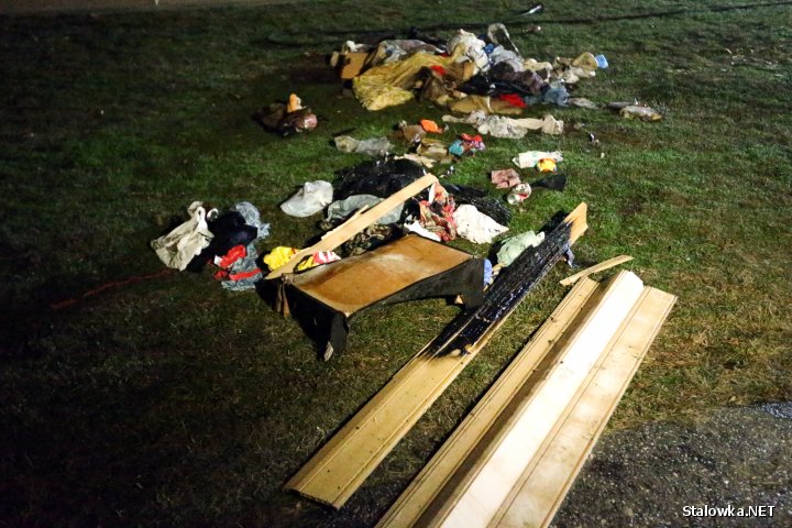 Spaleniu uległa odzież i inne rzeczy pozostawione na balkonie na czas remontu mieszkania. Jak się okazało do pożaru doszło wskutek odpalonego fajerwerka, który spadł na balkon.