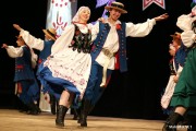 Zespoły zaśpiewają najpiękniejsze kolędy, zatańczą polskie tańce narodowe: mazura i poloneza.