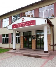 Zespół Szkół Ponadgimnazjalnych nr 3 w Stalowej Woli jako jedyny znalazł się w ogólnopolskim rankingu techników Perspektywy 2016 według klasyfikacji zawodów.
