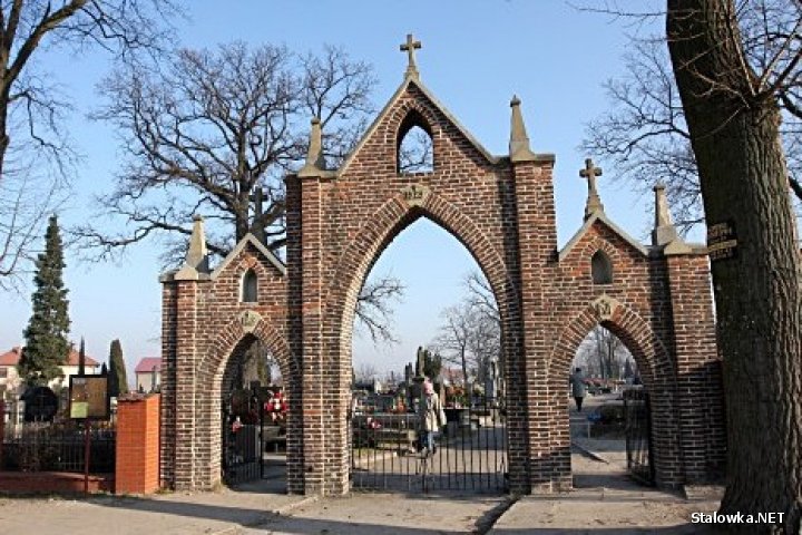 Wejście główne do nekropolii od ulicy Klasztornej prowadzi przez neogotycką bramę z 1923 roku.