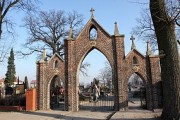 Wejście główne do nekropolii od ulicy Klasztornej prowadzi przez neogotycką bramę z 1923 roku.