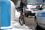 Na miejsce przyjechała karetka pogotowia oraz dwa radiowozy policji. Poszkodowany 62-letni rowerzysta z urazem głowy trafił do szpitala w Stalowej Woli.