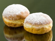 W Polsce zwyczaj jedzenia pączków w wersji słodkiej pojawił się około XVI wieku. Wyglądały one nadal nieco inaczej niż obecnie - w środku miały bowiem ukryty mały orzeszek lub migdał.