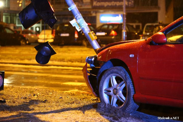 20-letni mieszkaniec powiatu stalowowolskiego kierujący seatem stracił prawo jazdy za rażące naruszenie przepisów ruchu drogowego.