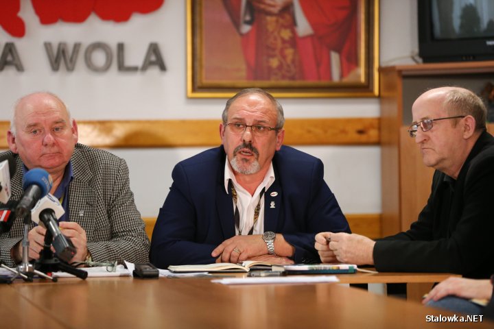 Kto szkodzi Hucie Stalowa Wola? - na to pytanie odpowiadali przedstawiciele związków zawodowych HSW S.A. podczas konferencji prasowej. Na wszystko jesteśmy gotowi - zaznaczają związkowcy i wskazują winnego: przez działania Inspektoratu Uzbrojenia na Państwa oczach niszczony jest najnowocześniejszy zakład produkcji zbrojeniowej w Polsce - Huta Stalowa Wola S.A.