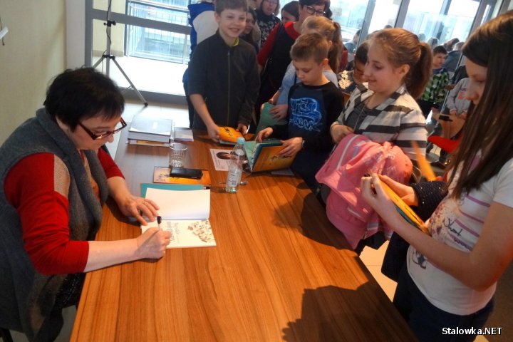 15 marca z młodszymi czytelnikami w stalowowolskiej MBP spotkała się popularna autorka książek dla dzieci i młodzieży - Renata Piątkowska. Pisarka, mimo, że napisała już 30 pozycji spotkanie poświeciła jednej Wszystkie moje mamy.
