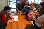 15 marca z młodszymi czytelnikami w stalowowolskiej MBP spotkała się popularna autorka książek dla dzieci i młodzieży - Renata Piątkowska. Pisarka, mimo, że napisała już 30 pozycji spotkanie poświeciła jednej Wszystkie moje mamy.