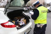 Pijany 40-letni mieszkaniec powiatu tarnobrzeskiego w bagażniku auta przewoził znaczne ilości markowych, drogich alkoholi.