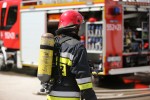 Strażacy ubrani w specjalistyczne chemiczne kombinezony usuwają zagrożenie.