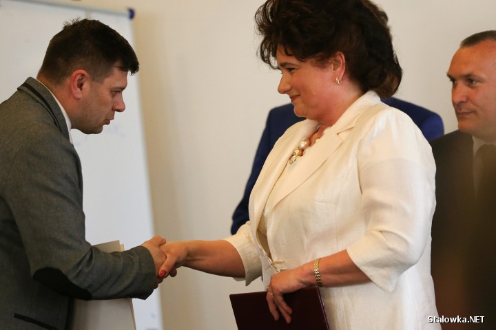 Wręczenie certyfikatu miało miejsce podczas obrad Rady Miejskiej w Stalowej Woli. Z rąk Marii Chojnackiej certyfikat odebrał dyrektor MOPS Piotr Pierścionek.