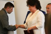 Wręczenie certyfikatu miało miejsce podczas obrad Rady Miejskiej w Stalowej Woli. Z rąk Marii Chojnackiej certyfikat odebrał dyrektor MOPS Piotr Pierścionek.