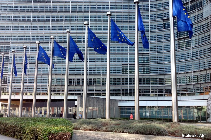 Budynek Parlamentu Unii Europejskiej w Brukseli. Ze zrozumiałych względów tam flaga jest eksponowana na każdym kroku.