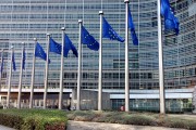 Budynek Parlamentu Unii Europejskiej w Brukseli. Ze zrozumiałych względów tam flaga jest eksponowana na każdym kroku.