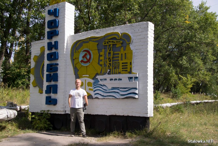 Pomnik miasta Czarnobyl. Tradycją miast ZSRR była budowa podobnych pomników przed wjazdem do danego miasta. Jeszcze w wielu miejscach podobne monumenty są spotykane.