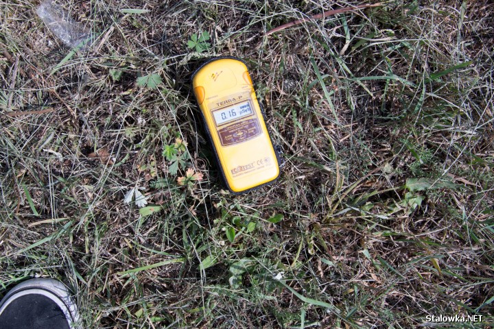 Aktualne promieniowanie na trawniku w centrum Czarnobylu. Jest zdecydowanie w normie.