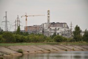 Widok na sarkofag reaktora 4 i kanał odprowadzający wodę do zbiornika Kijowskiego z Elektrowni.