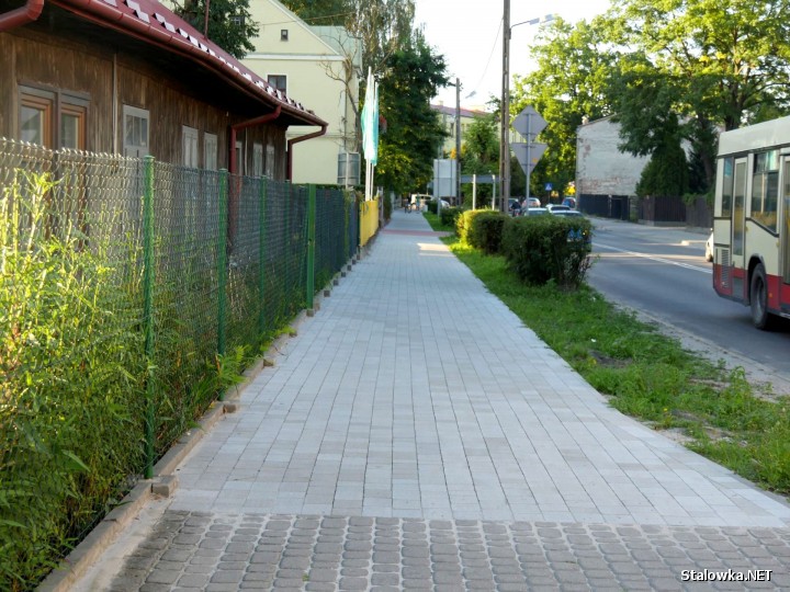 Wskutek wieloletnich zaniedbań, chodnik wzdłuż ul. Rozwadowskiej był ciągle niedokończony. W tym roku jednak prace dobiegły końca. Od lipca wzdłuż całej tej ulicy chodniki po obu stronach jezdni nie straszą już dziurami i nierównościami.