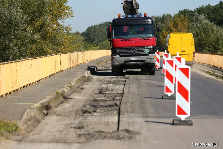 W Radomyślu trwają prace na moście na rzece San. Przypominamy kierowcom, że obowiązuje tam ruch wahadłowy. Remont potrwa do połowy listopada 2016 roku.