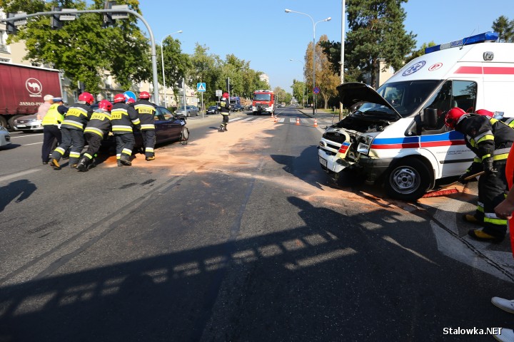 Na miejscu pracują policjanci ze stalowowolskiej drogówki, którzy wyjaśniają w jakich okolicznościach doszło do kolizji.