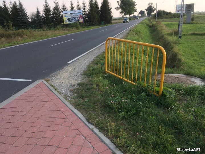 To miejsce jest szczególnie niebezpieczne dla rowerzystów - zgłaszają uwagi mieszkańcy, i zastanawiają się… co stało na przeszkodzie aby pomiędzy miejscowościami Brandwica a Musików, wzdłuż prostego odcinka drogi wykonać nieduży fragment ścieżki rowerowej?