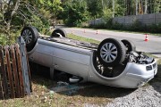 33-letni mieszkaniec powiatu stalowowolskiego kierujący volkswagenem golfem na łuku drogi stracił panowanie nad samochodem, wjechał do rowu, gdzie auto przewróciło się na dach.