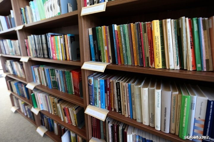 Pieniądze za sprzedane książki pozwolą bibliotece na uzupełnienie posiadanych zasobów nowościami.
