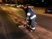 Strażacy 260 metrowy odcinek plamy oleju na jezdni zneutralizowali przy użyciu sorbentu.