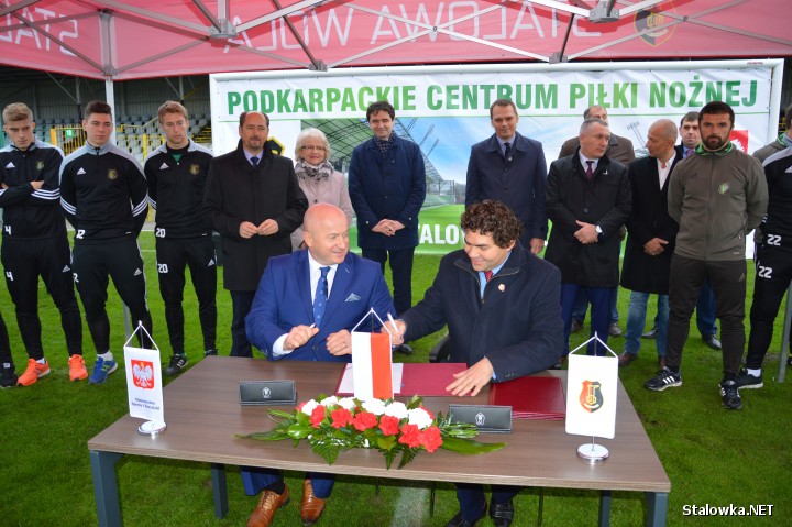 Przed meczem Stal Stalowa Wola vs. Raków Częstochowa na stadionie piłkarskim MOSiR przy ulicy Hutniczej, podpisano umowę na budowę Podkarpackiego Centrum Piłki Nożnej.