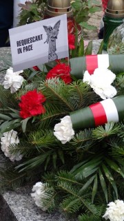 W zeszłym roku przed 1 listopada po raz pierwszy na cmentarzu stalowowolskim pojawiły się chorągiewki - symbol pamięci o założycielach miasta.