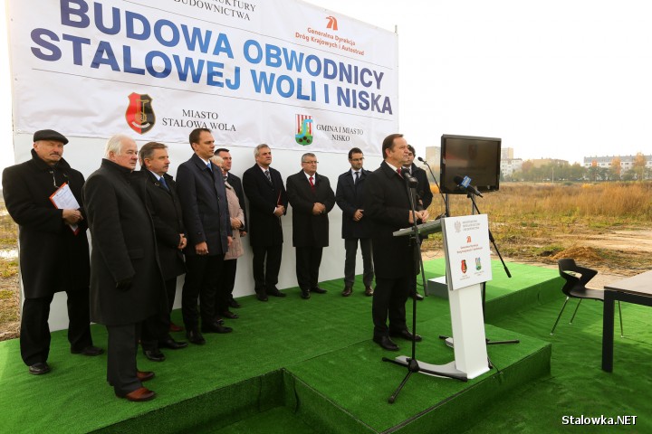 W miejscu gdzie rozpocznie się budowa drugiego etapu obwodnicy Stalowej Woli i Niska, podpisano umowę przystąpieniu do realizacji kolejnego jej odcinka.