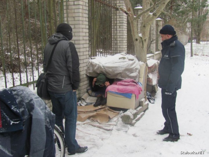 64-letni bezdomny, który noc spędził w prowizorycznym szałasie przy ulicy Metalowców został przewieziony do Miejskiego Ośrodka Pomocy Społecznej w Stalowej Woli, a następnie umieszczono go w Domu Pomocy Społecznej.