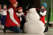 W tym roku zespoły artystyczne i społeczność MDK przygotowali bajkę O Mikołaju i śnieżnym Bałwanku.