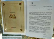 List od prezydenta oraz okolicznościowy egzemplarz Quo vadis eksponowany jest w gablocie przy wejściu do Czytelni w budynku MBP przy ul. ks. J Popiełuszki 10.
