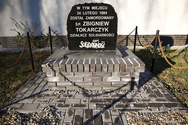 Tablica upamiętniająca miejsce zamordowania działacza Solidarności Zbigniewa Tokarczyka.