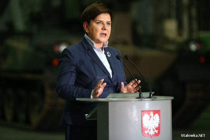 Stalowa Wola: Premier RP Beata Szydło i Minister MON Antoni Macierewicz w HSW S.A.