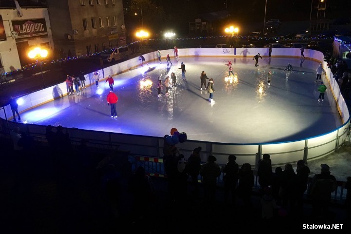 Drugi sezon zimowy na miejskim lodowisku dobiega końca. Na specjalnej instalacji na placu Piłsudskiego ślizgało się 19 tysięcy 162 osoby.