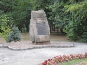 Na skraju lasu nieopodal szkoły muzycznej od 1989 roku stoi kamienny pomnik, dzieło Józefa Opali, poświęcony kpt. Pilatowi.