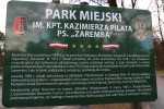 Urząd Miasta przy głównych alejach prowadzących do parku: od ulicy Popiełuszki i Mickiewicza oraz szkoły muzycznej nieopodal pomnika zamontował tablice z krótką notą biograficzną kapitana Pilata.