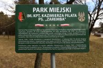 Urząd Miasta przy głównych alejach prowadzących do parku: od ulicy Popiełuszki i Mickiewicza oraz szkoły muzycznej nieopodal pomnika zamontował tablice z krótką notą biograficzną kapitana Pilata.