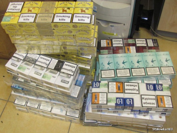 Stalowowolscy policjanci zabezpieczyli papierosy bez polskich znaków akcyzy skarbowej. Na polski rynek nie trafi 270 paczek nielegalnych papierosów.