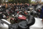 W Motoświęconce udział wzięło około 140 motocyklistów, którzy zjechali na przyklasztorny plac. Część z nich zamiast tradycyjnych koszyków, święconkę włożyła do kasku.