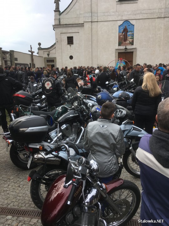 W Motoświęconce udział wzięło około 140 motocyklistów, którzy zjechali na przyklasztorny plac. Część z nich zamiast tradycyjnych koszyków, święconkę włożyła do kasku.