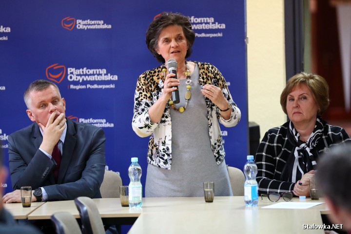 Była posłanka z ramienia Platformy Obywatelskiej Renata Butryn wyjaśniła, że spotkanie odbywa się w ramach akcji Obywatelskie Podkarpacie. Zdaniem opozycji dziś obywatele są traktowani jedynie przedmiotowo.