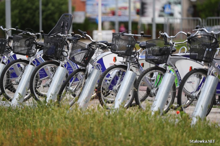 Mieszkańcy skarżą się, że w Stalowej Woli są stojaki, przy których nie ma wolnych rowerów miejskich do wypożyczenia a i są takie, przy który jest problem z ich zdaniem i nie ma ich gdzie przypiąć.